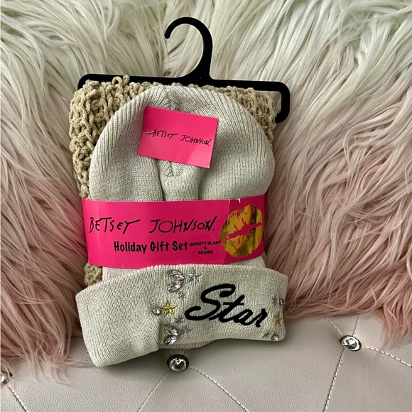NEW Betsey Johnson Beige Jeweled Star Knit Hat & Infinity Scarf Set - Picture 4 of 8